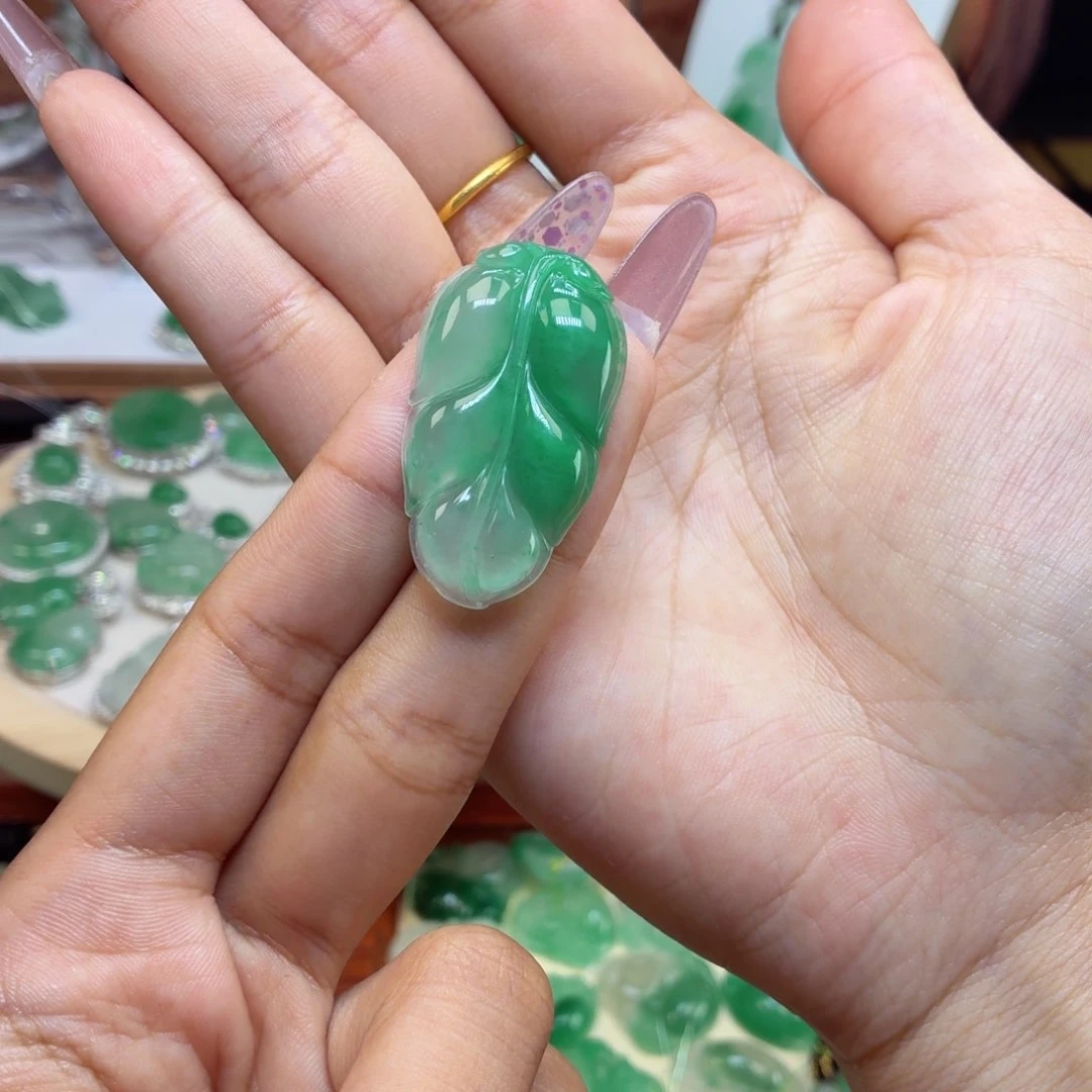 石英质玉（非洲翠）未镶嵌颈饰叶子