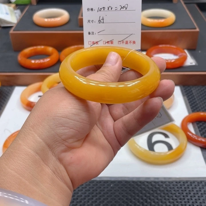 疯***者未镶嵌石英质玉（黄龙玉）手镯