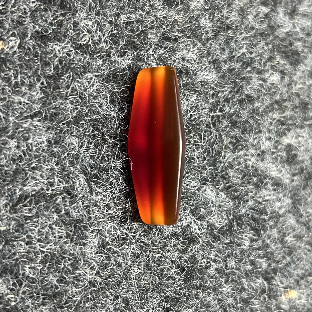 精品三棱红玛瑙管珠