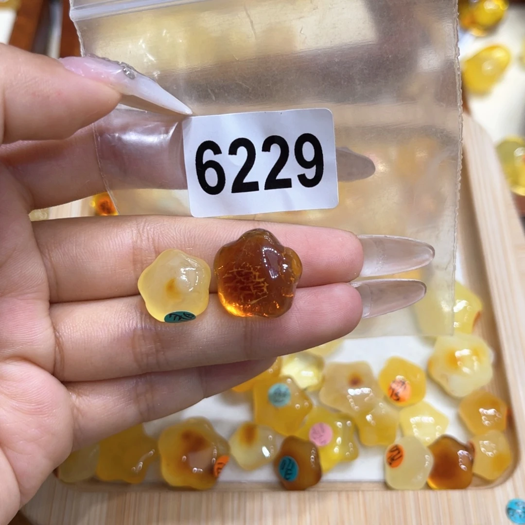 柏***杉琥珀未镶嵌珠宝奇石
