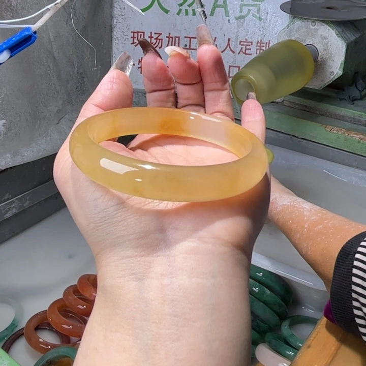 蒸***上未镶嵌手镯石英质玉