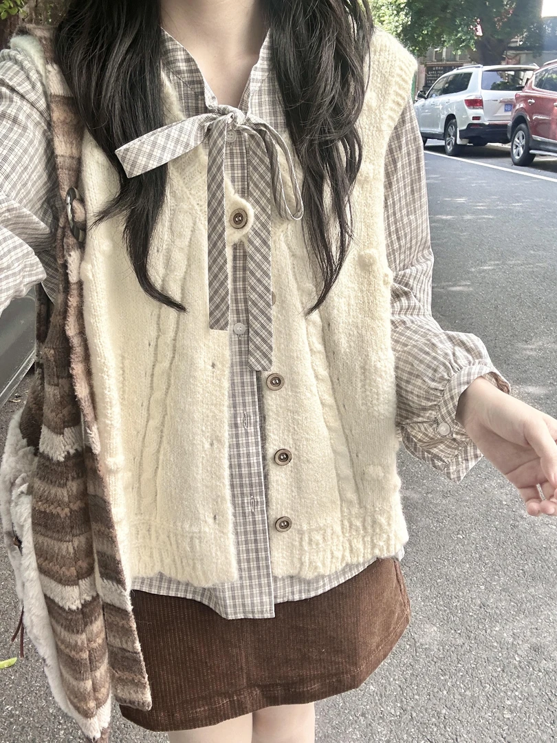 早秋学院风休闲穿搭俩件套装女米白麻花针织马甲背心女格纹衬衫
