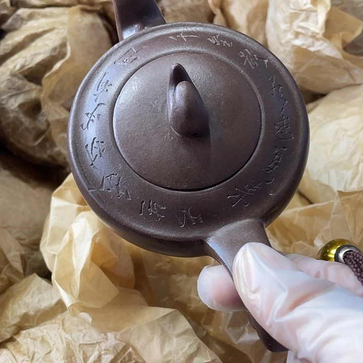 茶壶紫砂原矿泥料，手工制作的一把紫砂壶。