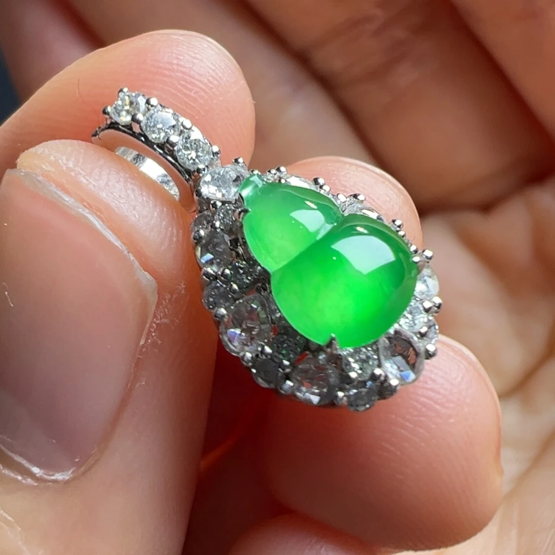 翡翠18K金镶嵌颈饰Y葫芦