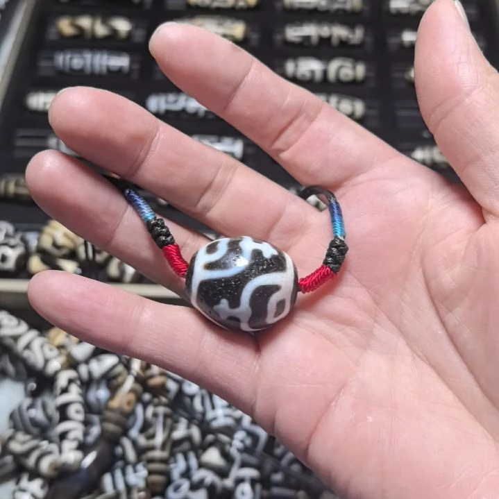 只买单纯的吊坠，没带链子，属的性质。非金属材料