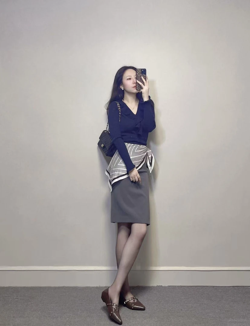 2025秋季新款韩系都市女性高级感藏青针织上衣丝巾灰色半身裙套装