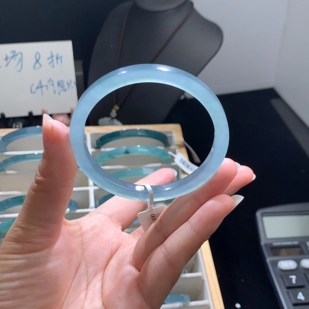 静***8翡翠未镶嵌手镯冰蓝