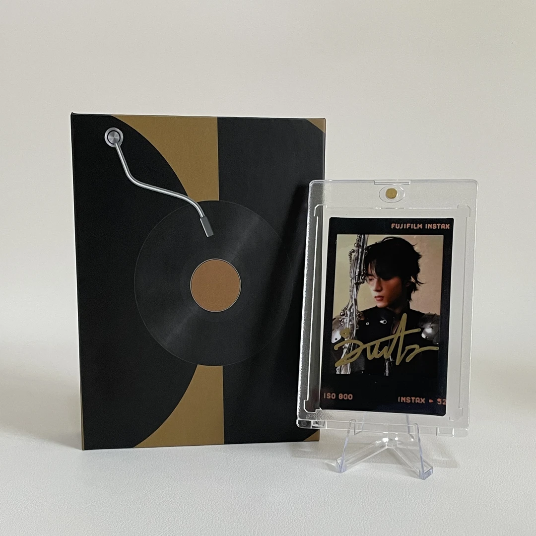 A4381【刘耀文】黑胶 正品签名3寸拍立得照片