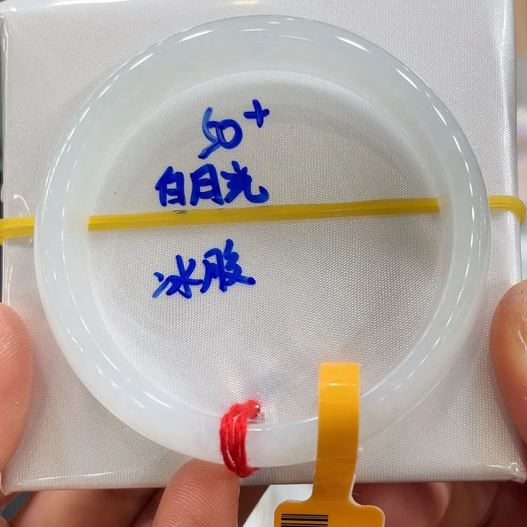 翡翠手镯未镶嵌翡翠手镯