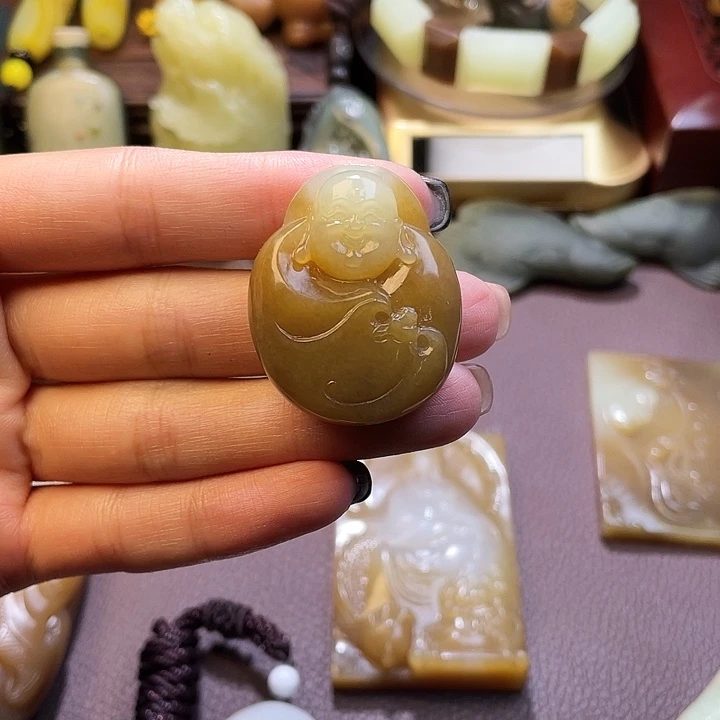 颈饰未镶嵌透闪石质玉