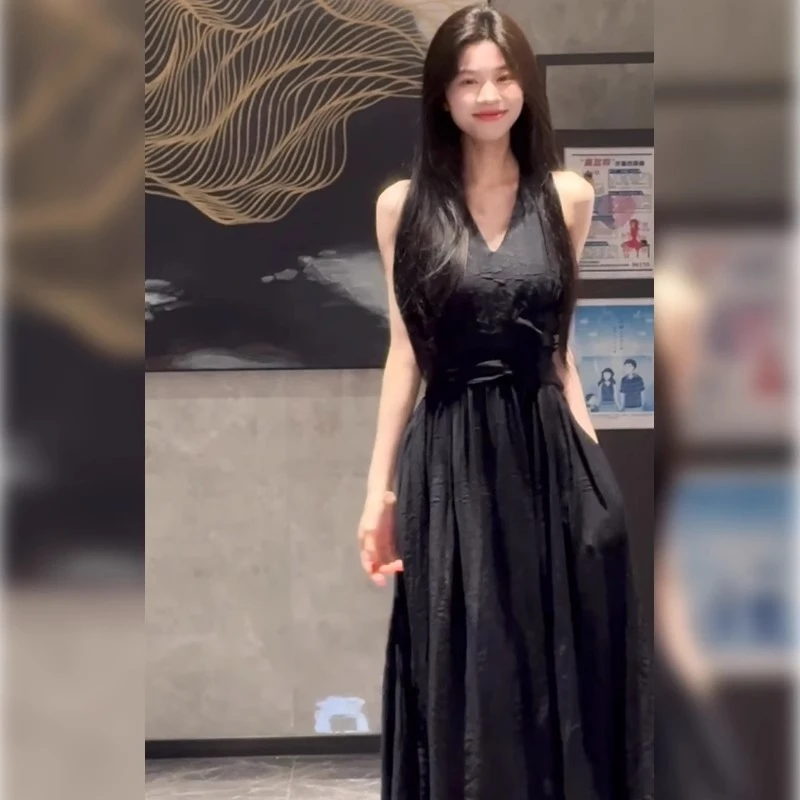 法式气质高级感黑色挂脖无袖连衣裙女夏季收腰绝美显瘦大摆长裙子