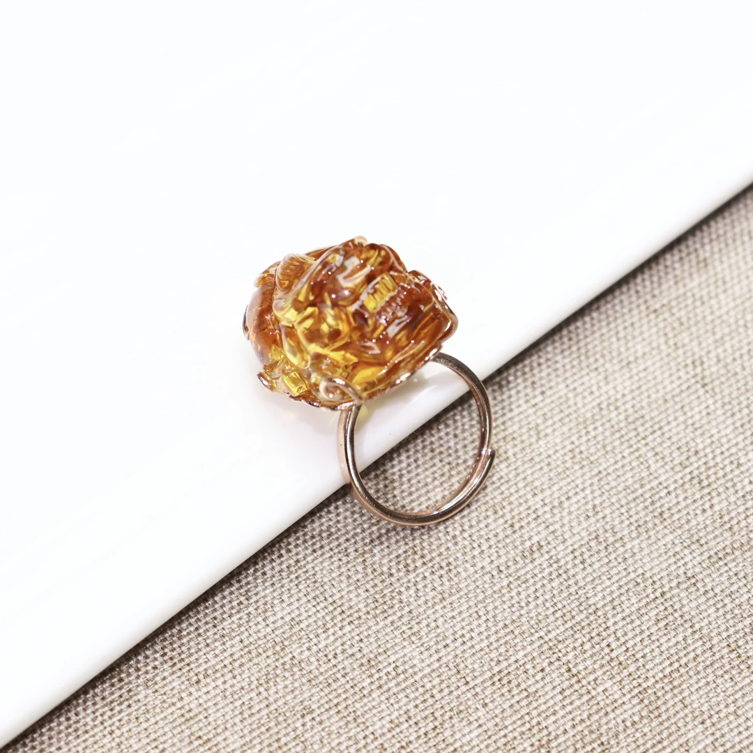 S925银镶嵌天然琥珀花珀手工雕刻貔貅时尚精美女款戒指手饰