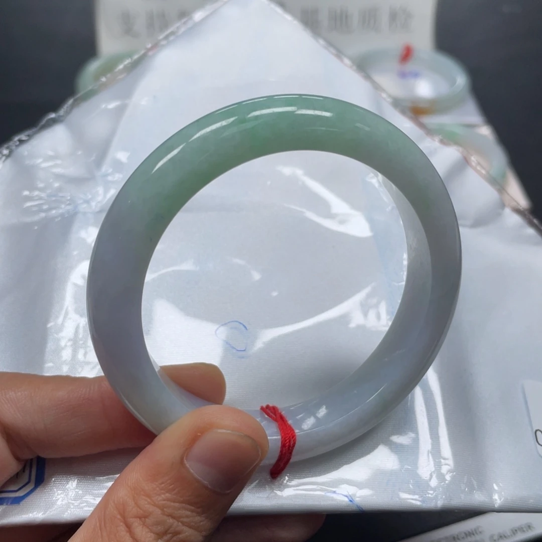 翡翠手镯未镶嵌翡翠手镯
