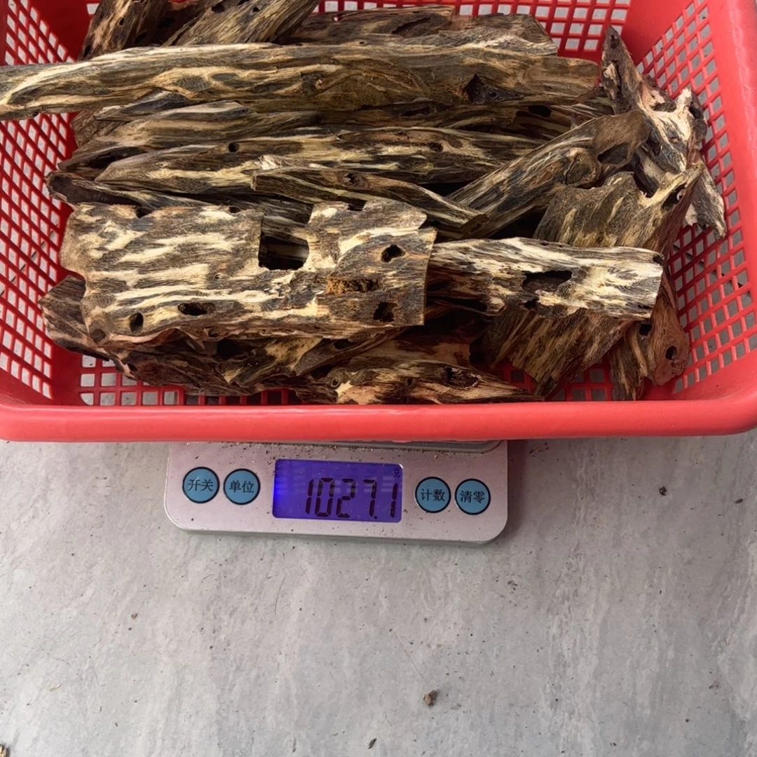 沉香木手把件A***e奇楠1027 克。。。。