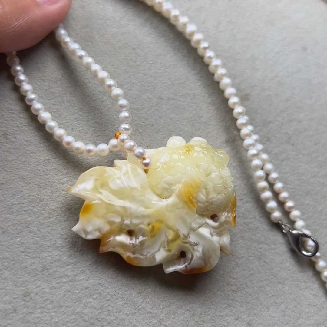 蜜蜡未镶嵌颈饰白蜡金鱼