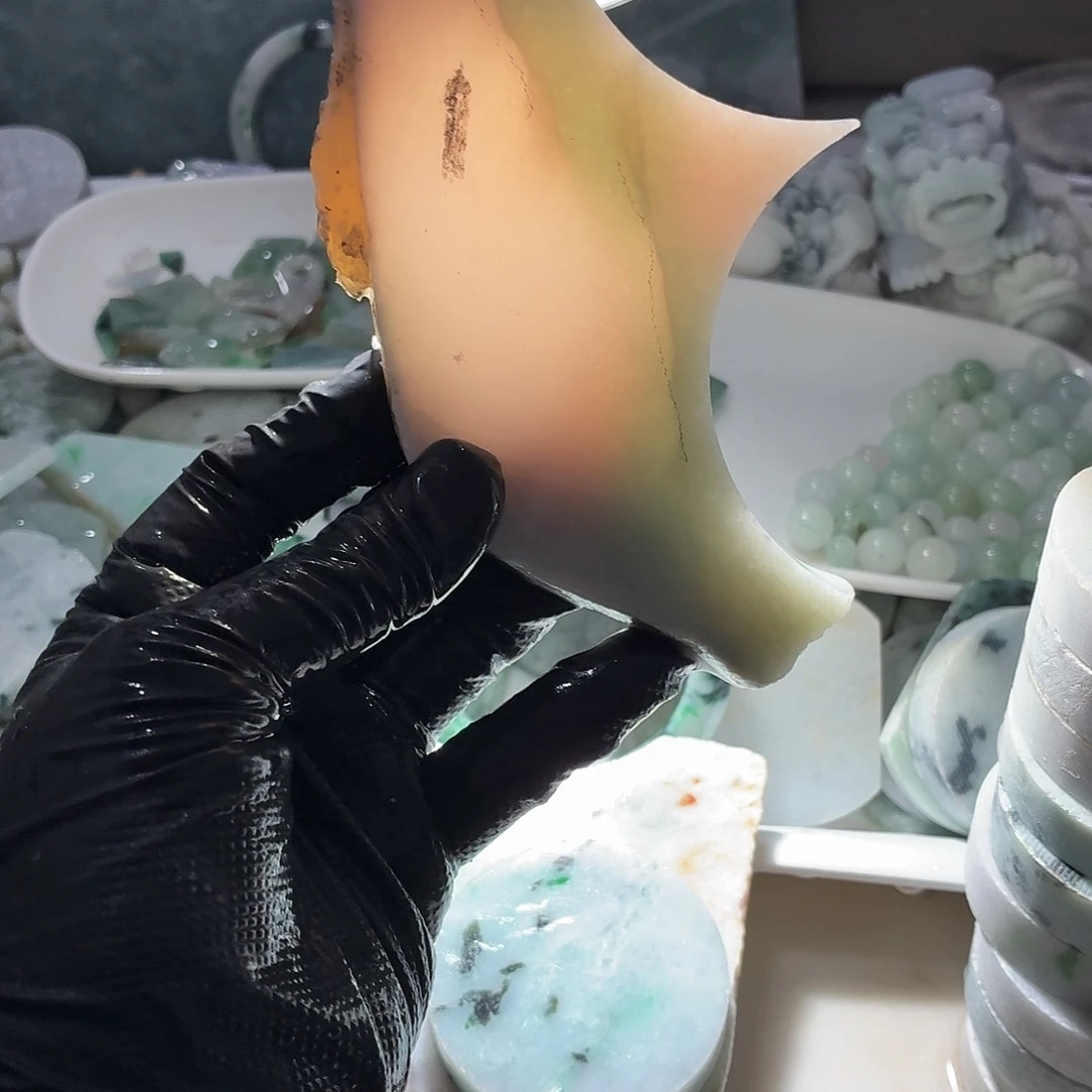 翡翠未镶嵌颈饰边角料