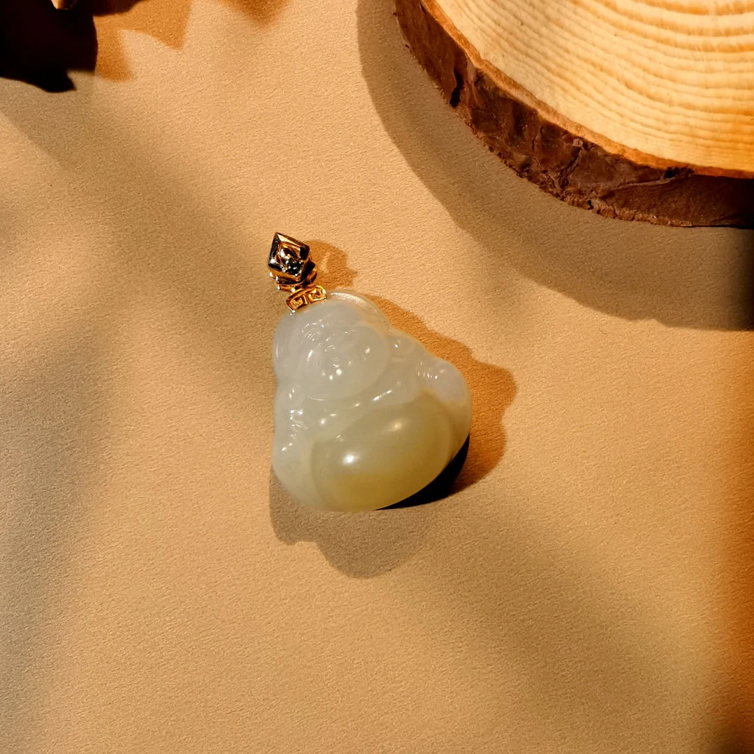 【洛一珠宝】和田玉糖料18K金镶嵌且末糖一口糖弥勒佛公吊坠百搭