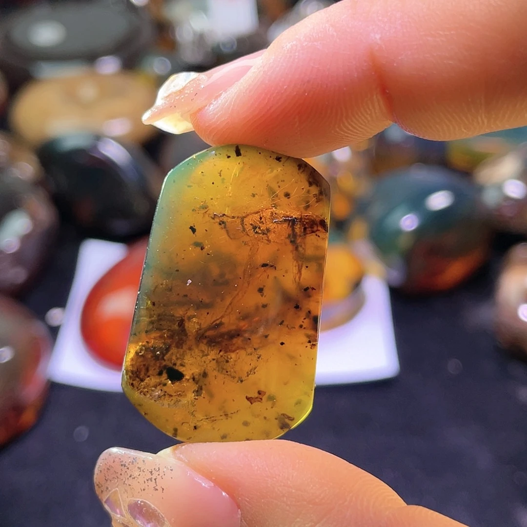 琥珀裸石未镶嵌。