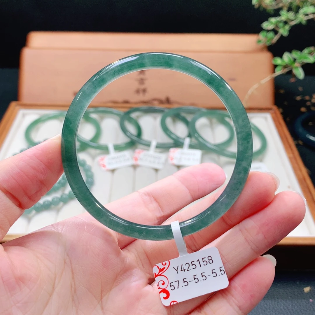翡翠手镯（圆镯）未镶嵌