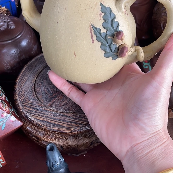茶壶段泥原矿泥料手工制作的一把紫砂壶。