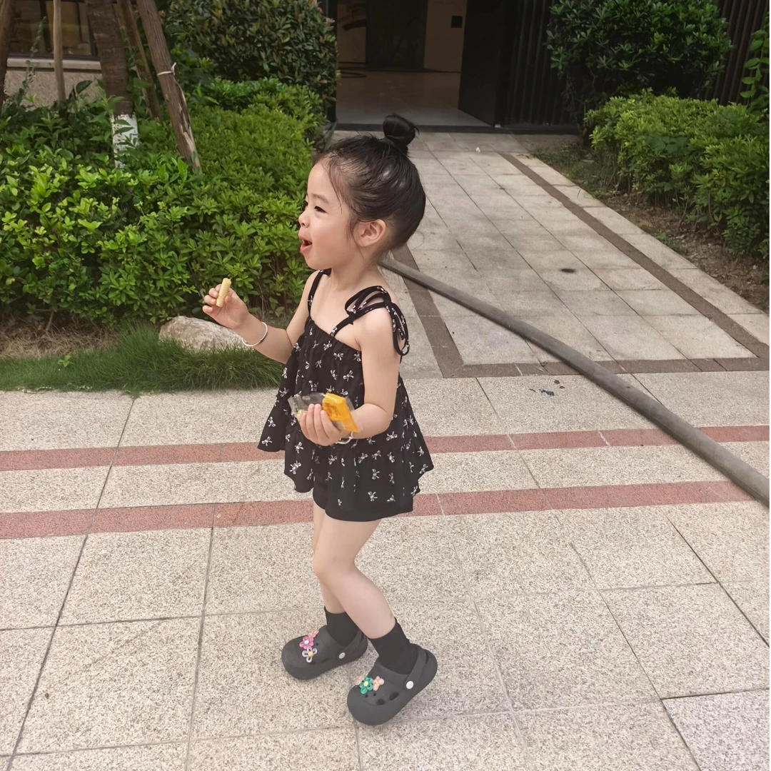 小思家女童2025夏洋气法式复古蝴蝶结印花吊带上衣内搭打底裤套装