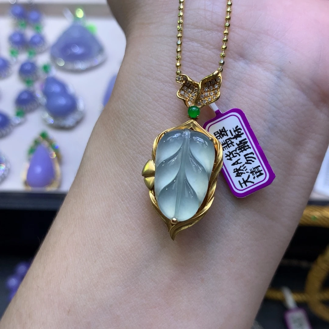 翡翠18K金镶嵌颈饰