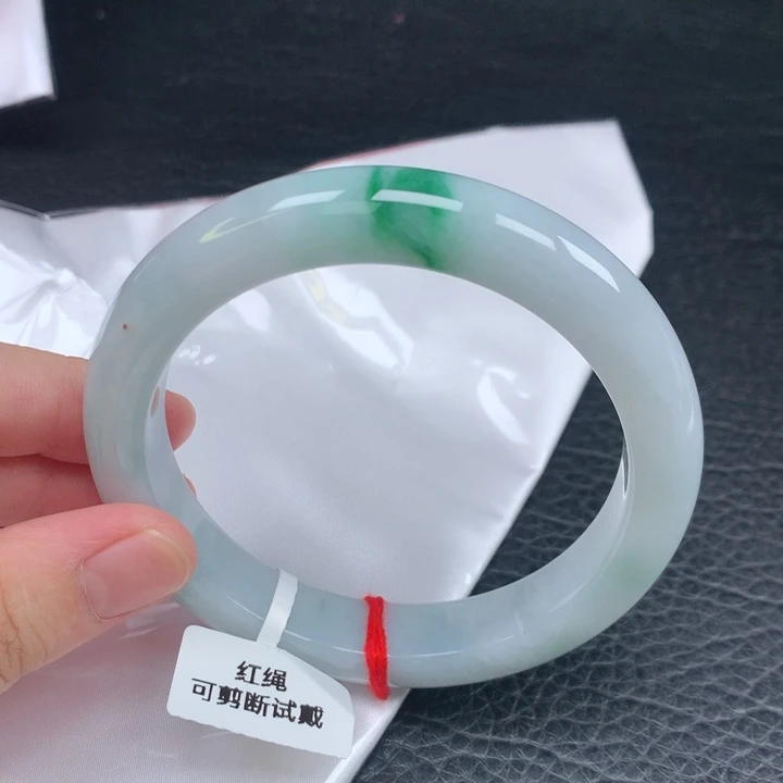 翡翠手镯未镶嵌。。
