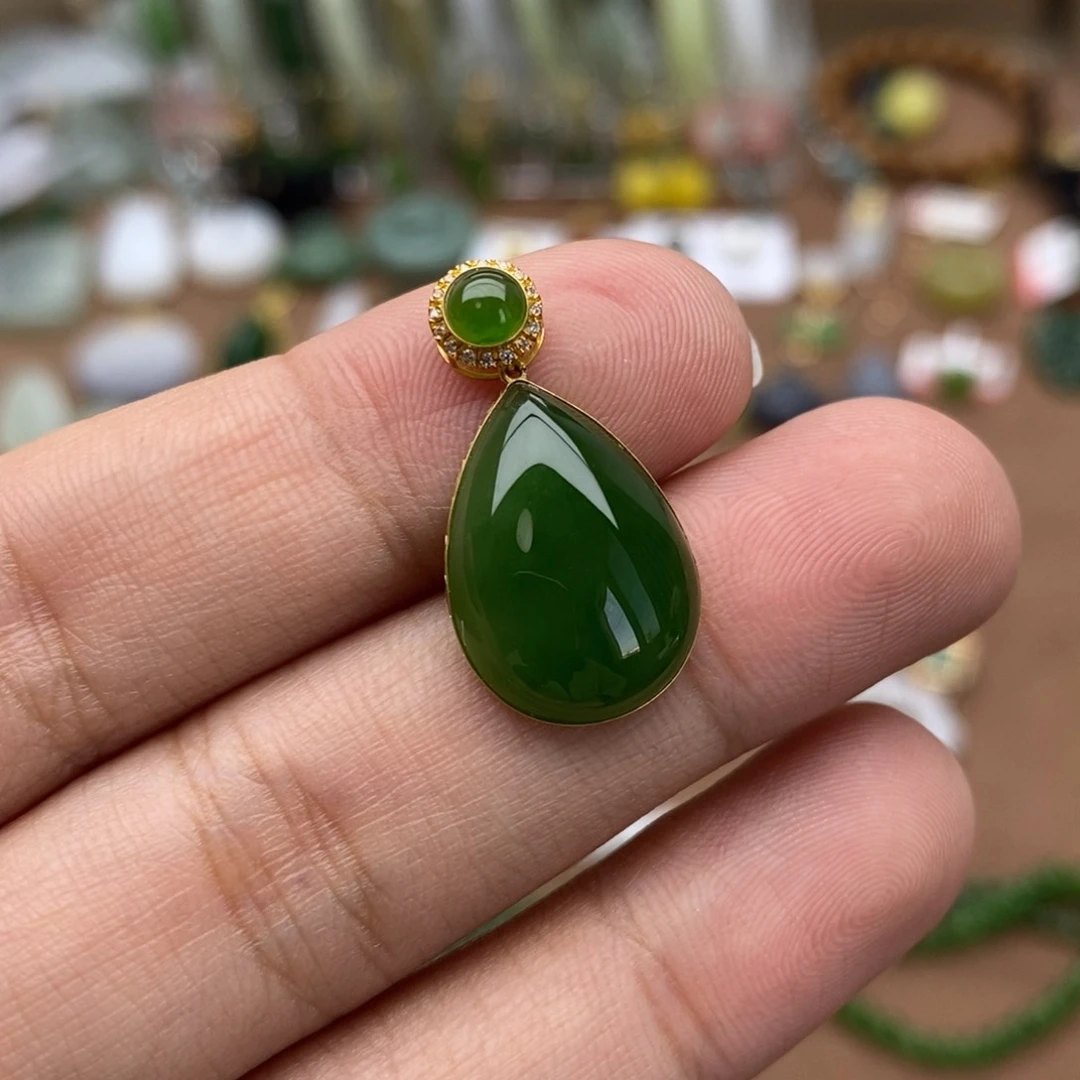 颈饰18K金镶嵌和田玉