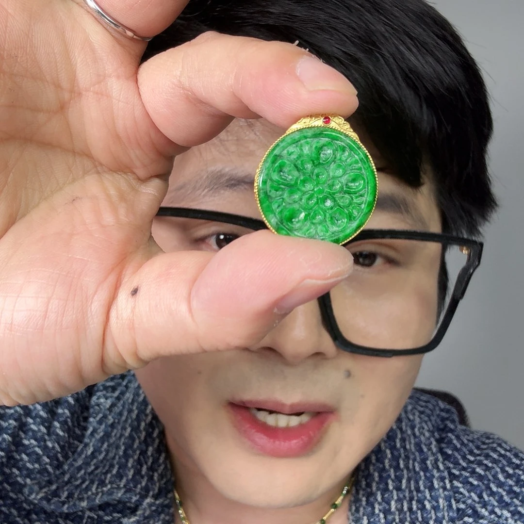 翡翠18K金镶嵌颈饰一件