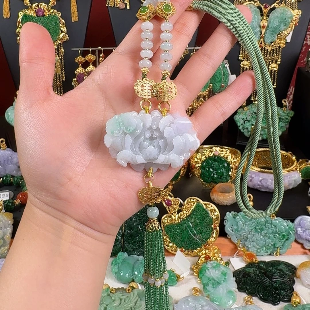 翡翠未镶嵌颈饰炸价