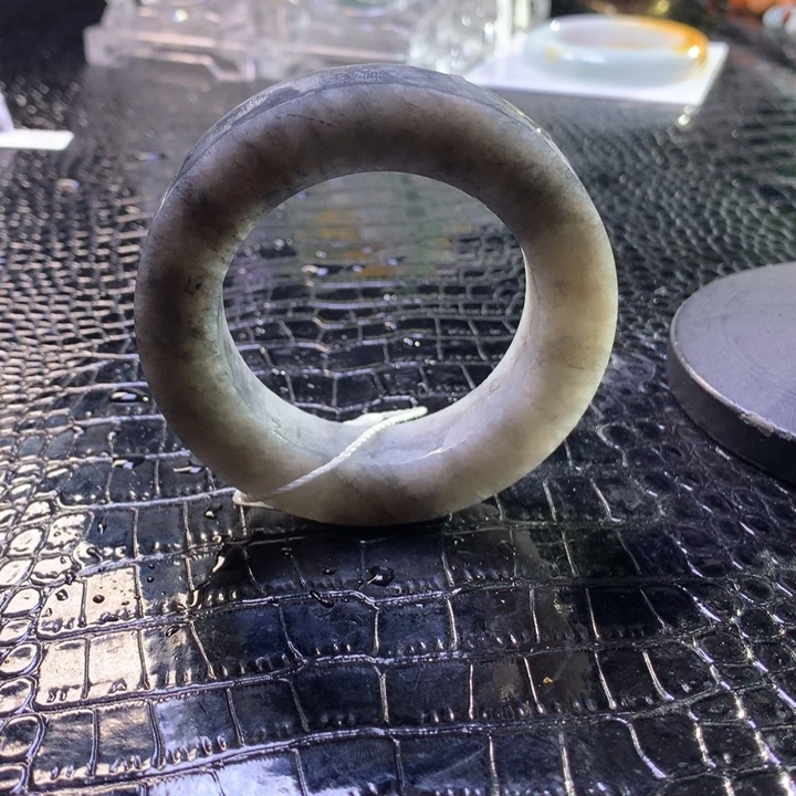 定制翡翠未镶嵌手镯