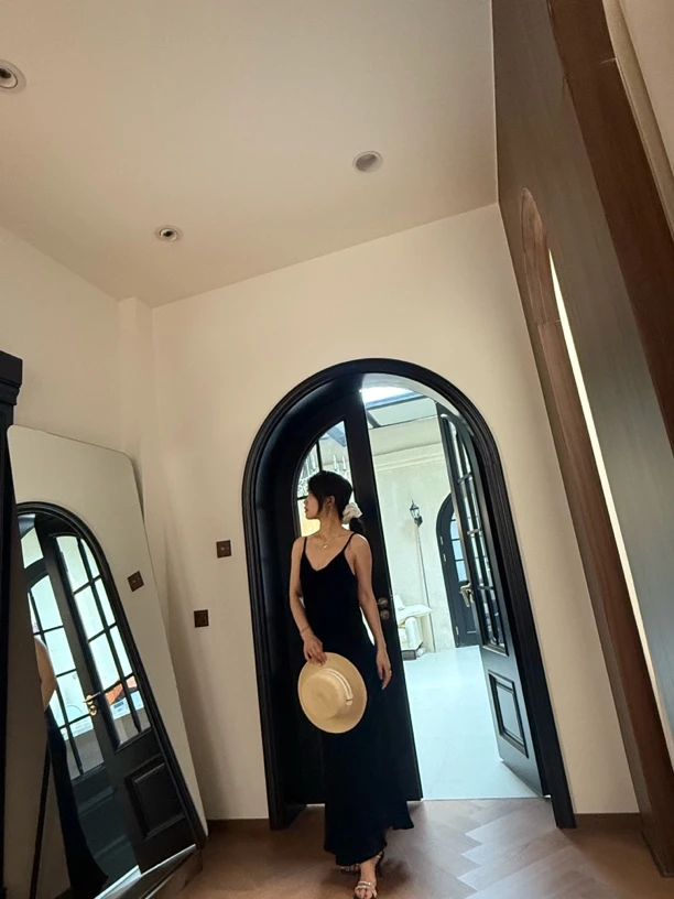 高级感纯欲醋酸缎面吊带连衣裙时尚气质长款