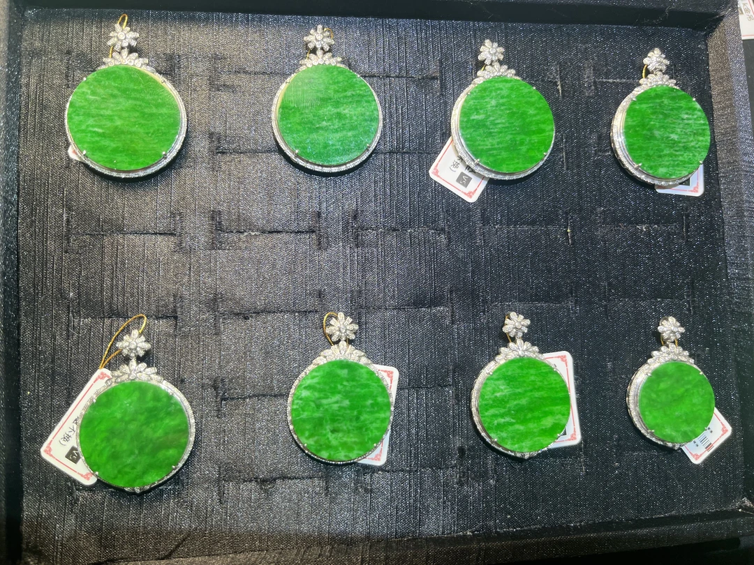 缅甸天然A货翡翠圆无事牌，个别有石纹，多样性发货其一介意者勿拍