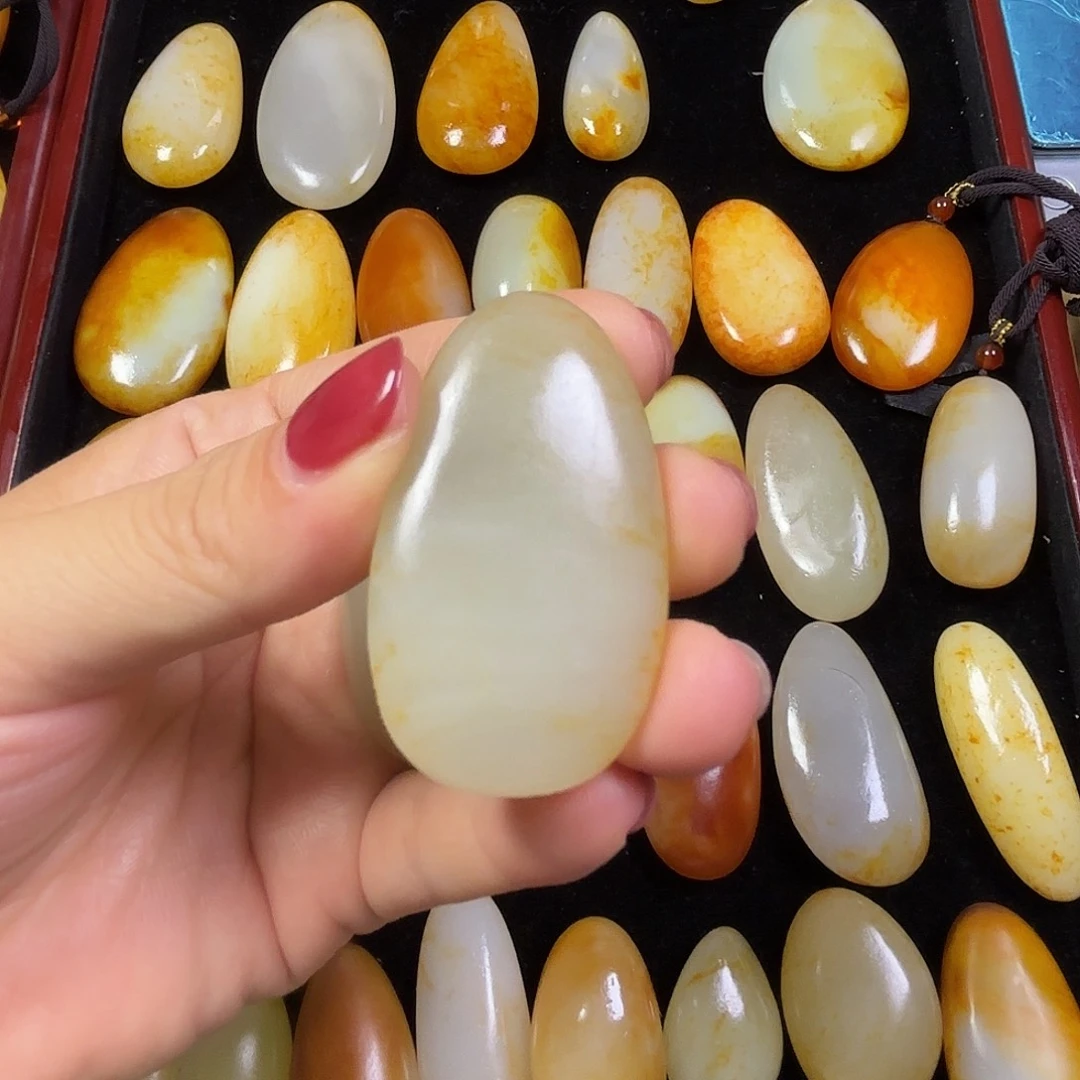 关***哥颈饰未镶嵌和田玉