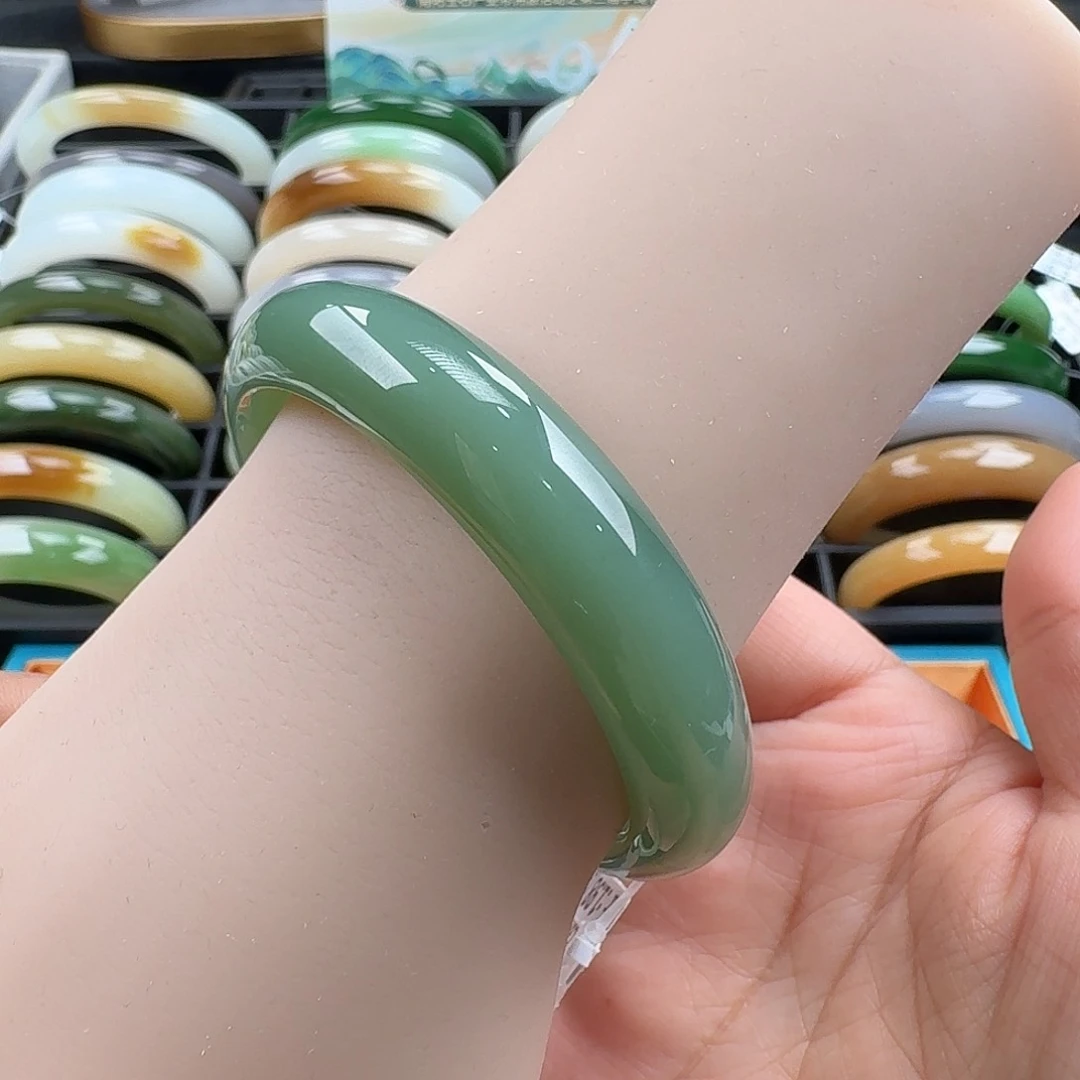 和田玉手镯未镶嵌51，52全身起荧光