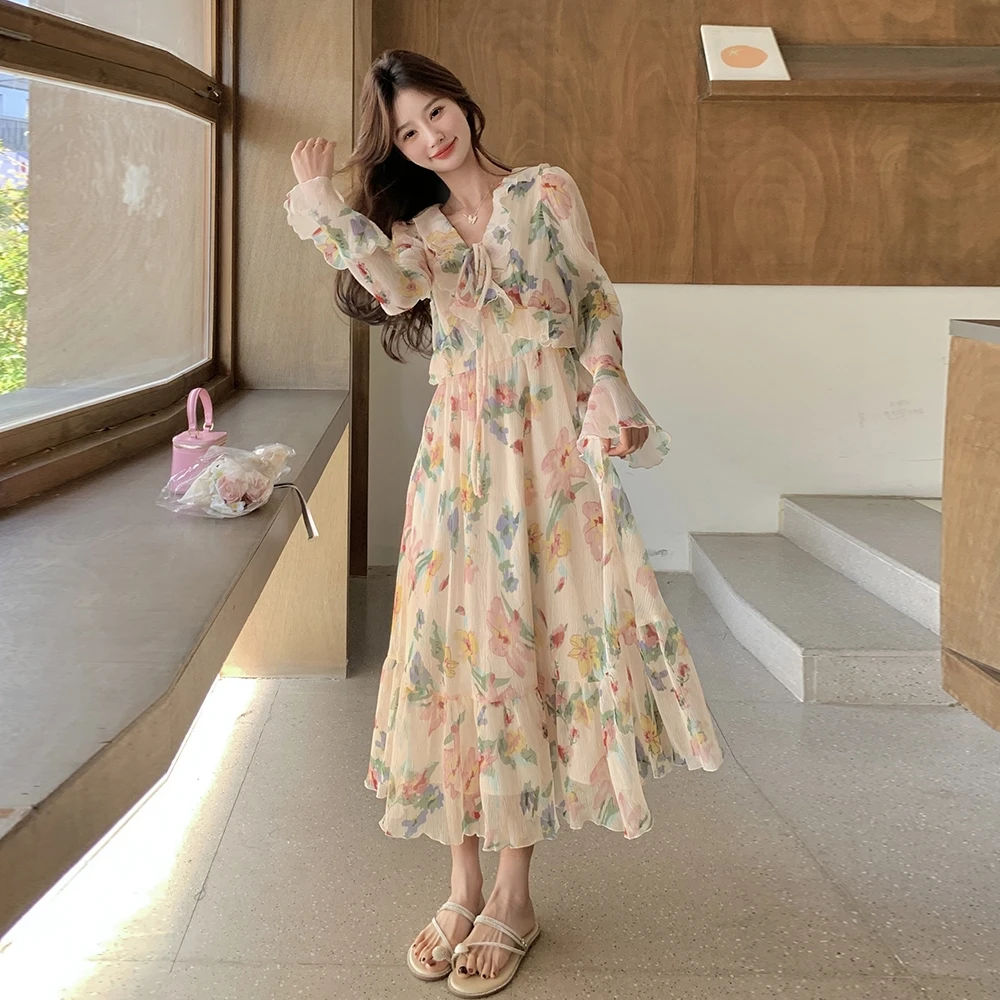 法式浪漫氛围感碎花连衣裙女2025春秋新款气质温柔喇叭袖仙女裙子