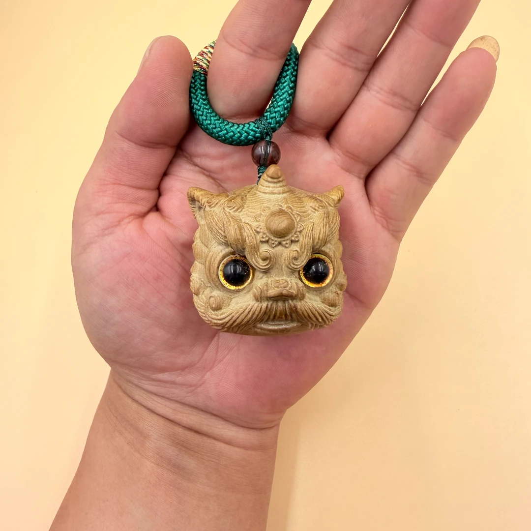 降龙木大醒狮手把件