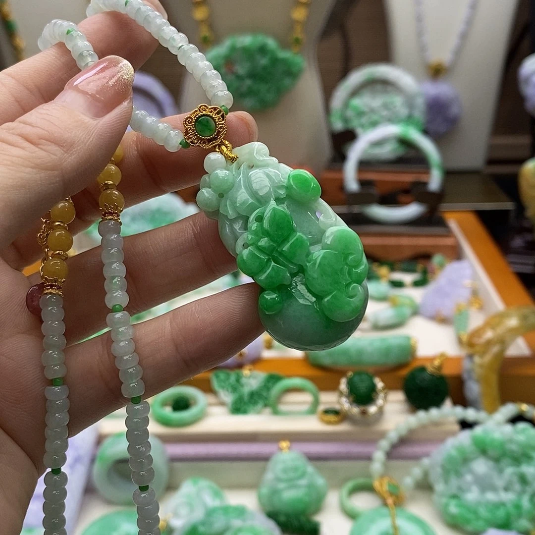 颈饰未镶嵌翡翠天然