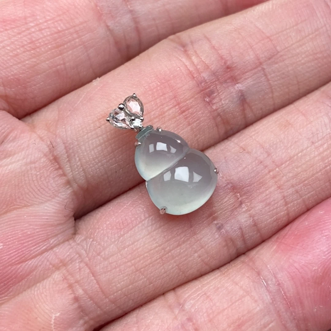 颈饰18K金镶嵌翡翠葫芦