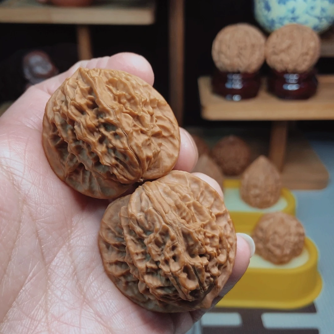 瘾***刚福利蟠龙纹核桃手把件！