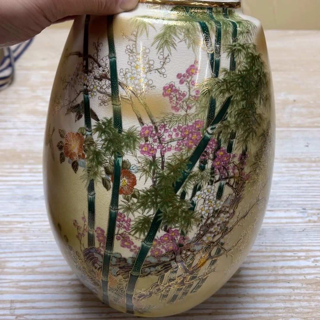 瓷片魔****?密密麻麻地排列着