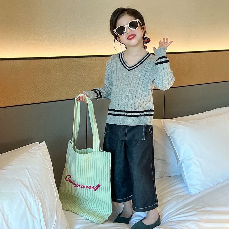 R25011女童气质条纹V领针织毛衣春季新款设计感系带屁帘牛仔裤