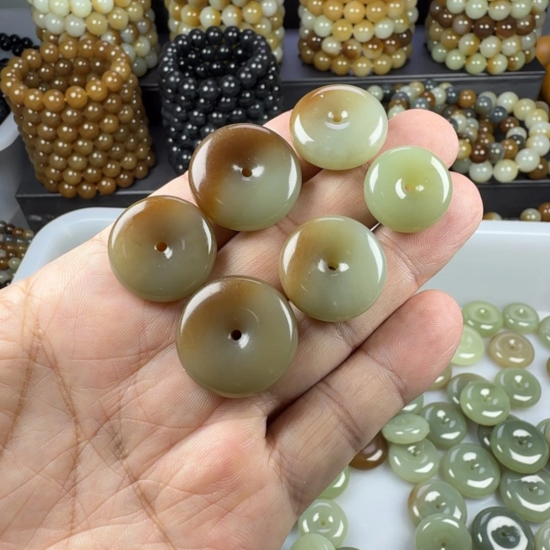 银***店颈饰未镶嵌和田玉