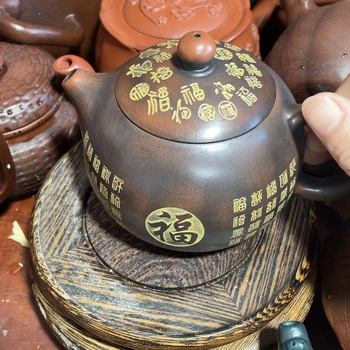 茶壶紫砂原矿泥料手工制作的一把紫砂壶。