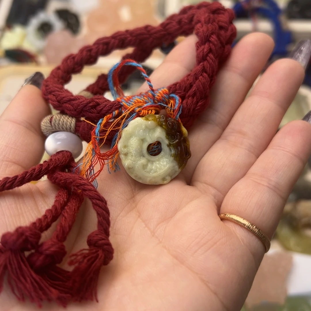 蛇纹石玉颈饰合金