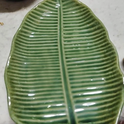 瓷片瓷片，各种摆件，盘，碗，沙锅，均有瑕疵。