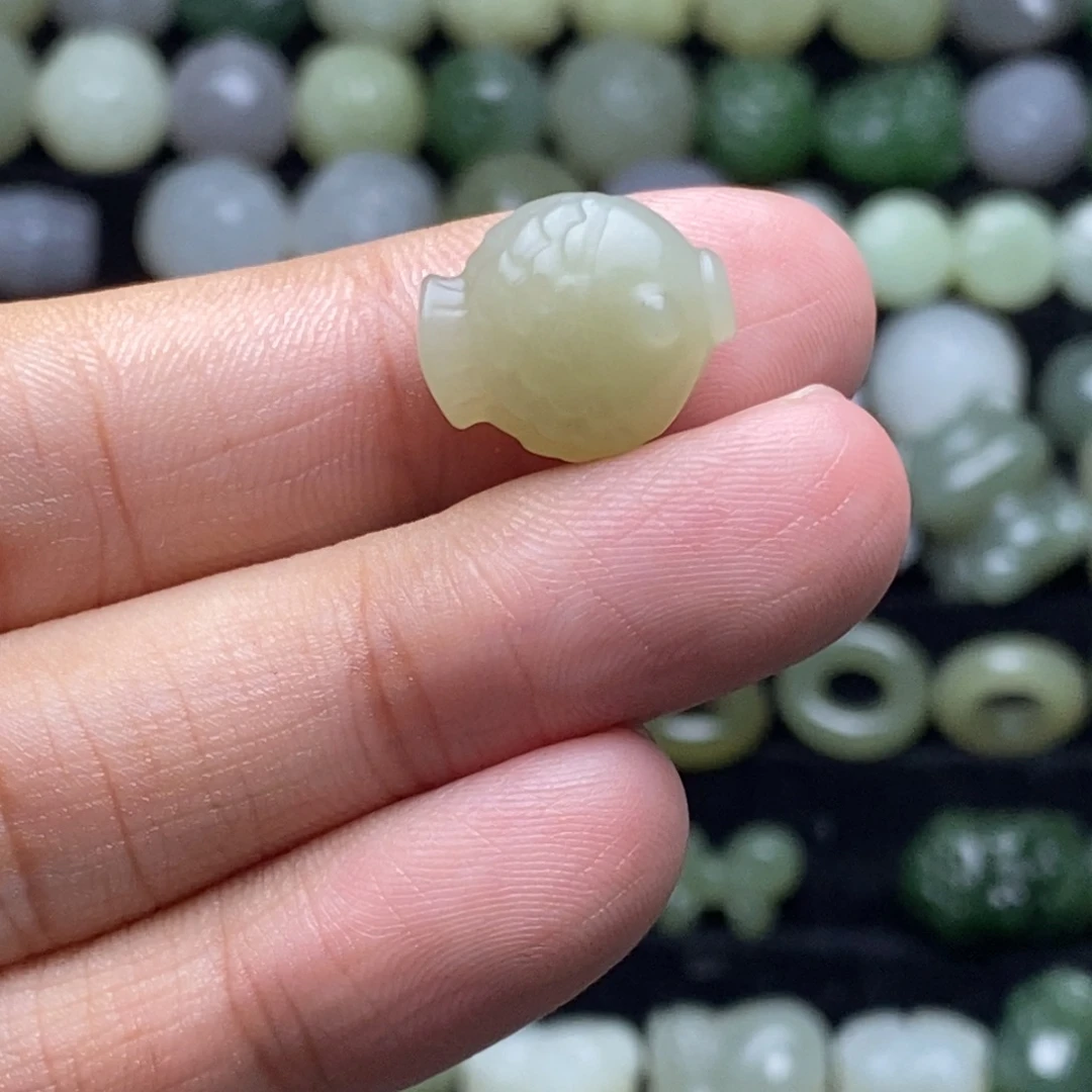 余***生和田玉未镶嵌颈饰