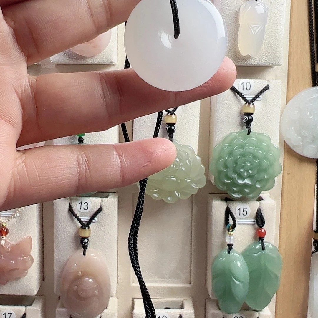 石英质玉（金丝玉）未镶嵌颈饰
