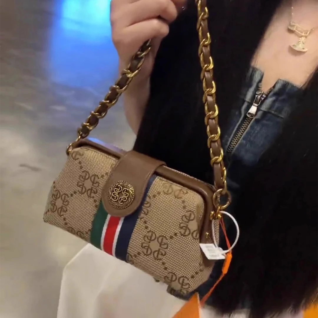 法式化妆包高级感盒子饺子包2025新款斜挎女包轻奢真皮复古腋下包