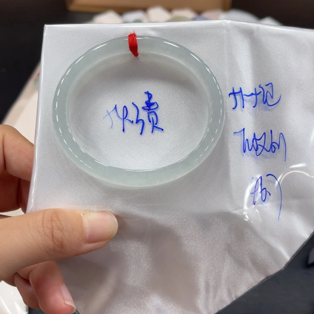 翡翠手镯未镶嵌翡翠